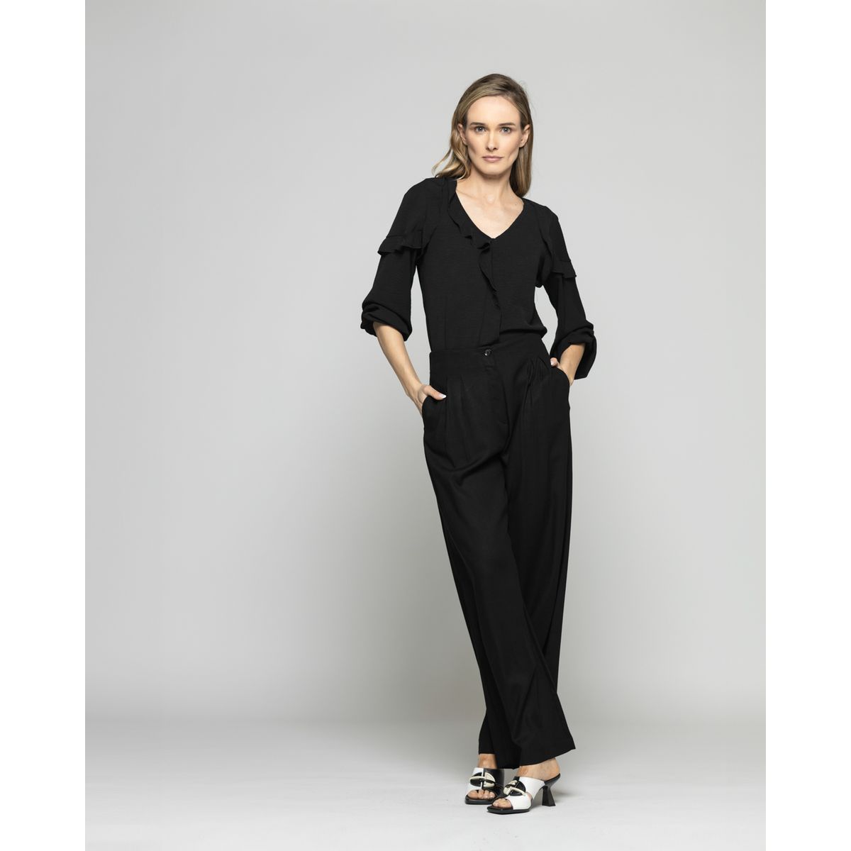 LUDOVICA - Blusa Mujer Eucomis Escote V Volantes Mangas 3/4 Negra Ludovica