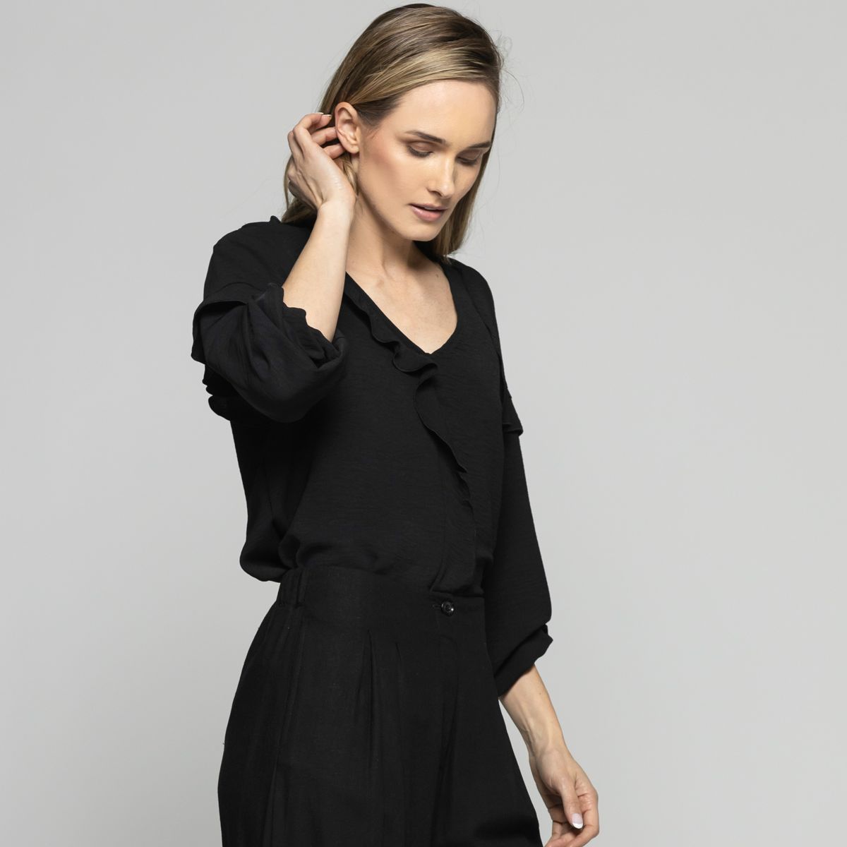 LUDOVICA - Blusa Mujer Eucomis Escote V Volantes Mangas 3/4 Negra Ludovica