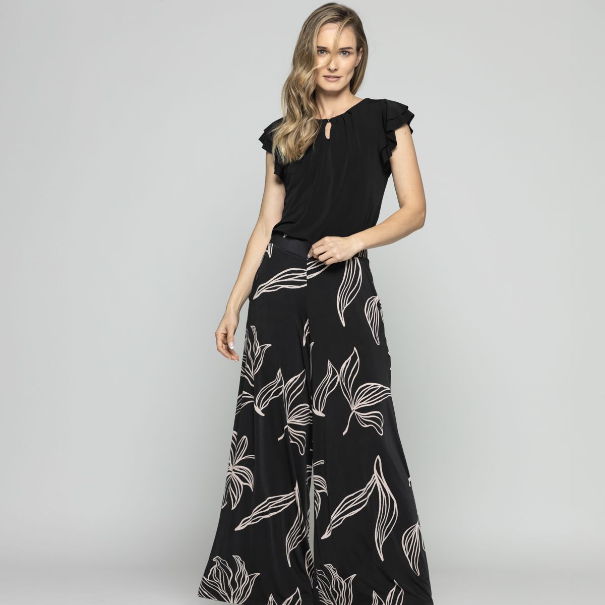 LUDOVICA - Polera Mujer Nenúfar Escote Redondo Mangas Con Vuelos Negra Ludovica