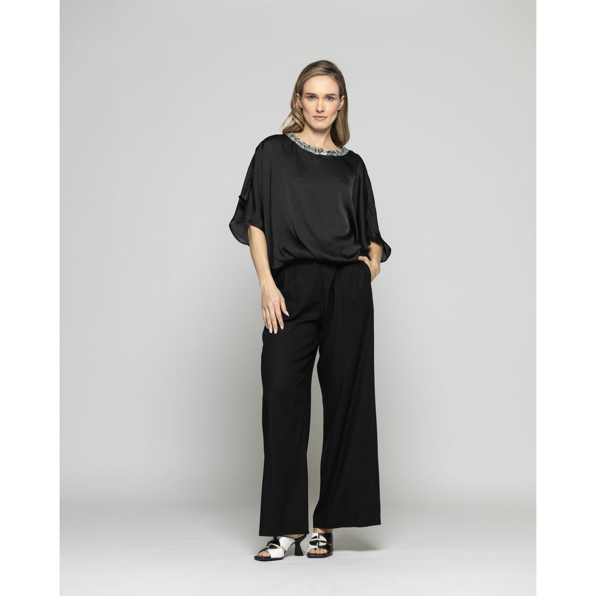 LUDOVICA - Blusa Mujer Girasol Satinada Detalle Lentejuelas Negra Ludovica