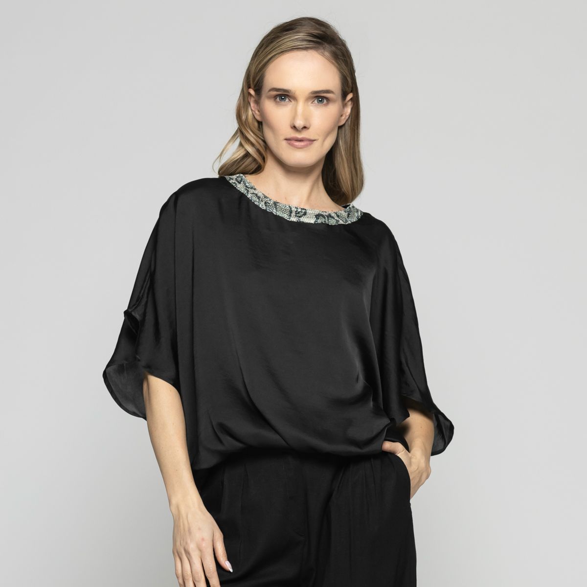 LUDOVICA - Blusa Mujer Girasol Satinada Detalle Lentejuelas Negra Ludovica