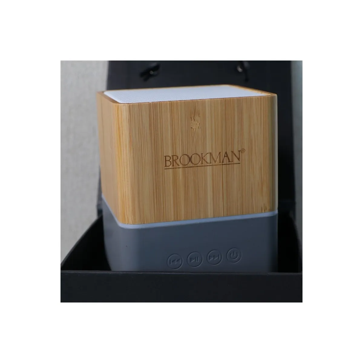 BROOKMAN - Parlante Bluetooth V53 con caja negra y batería 1200mAh