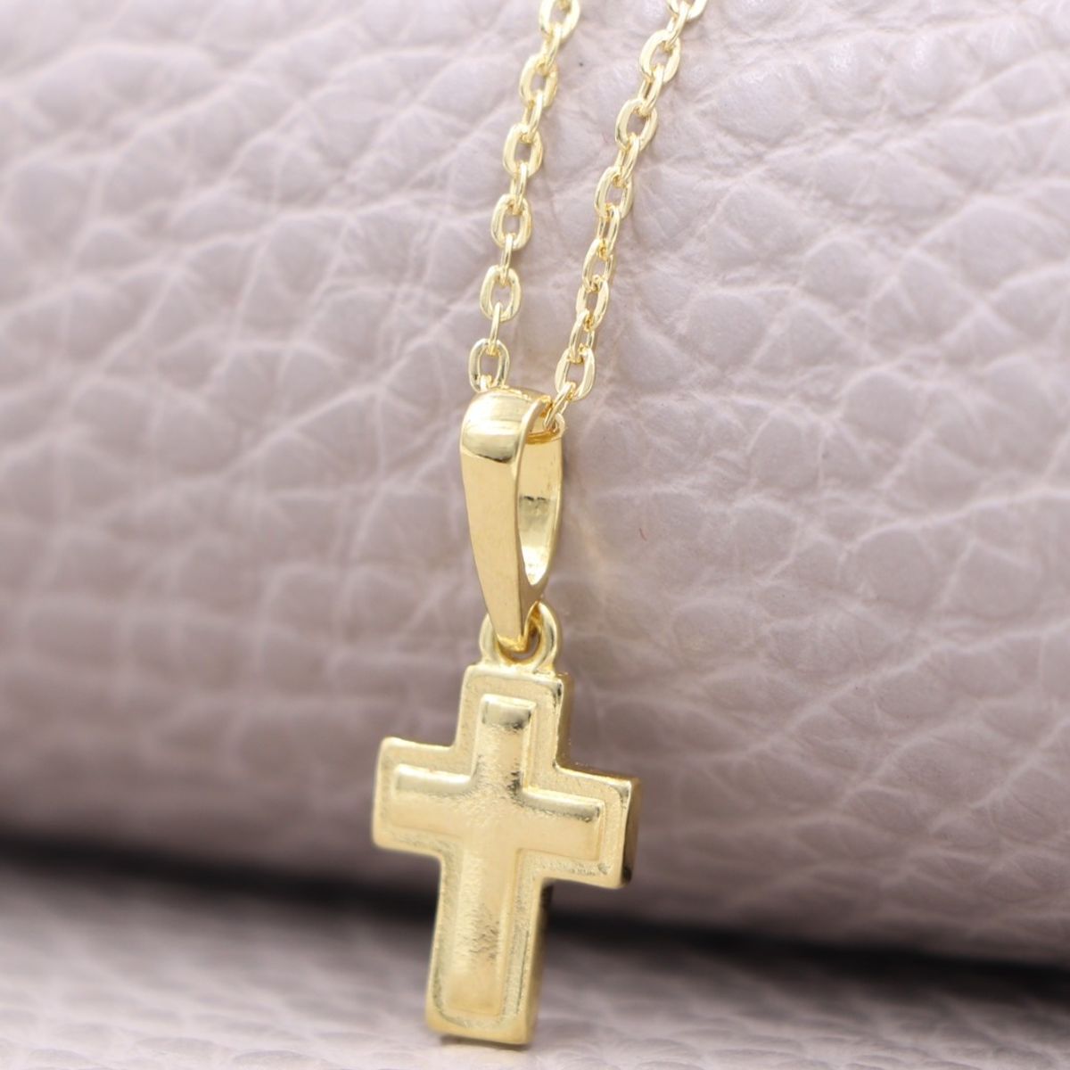 GENERICO - Conjunto Cadena  y colgante cruz en oro laminado 18k