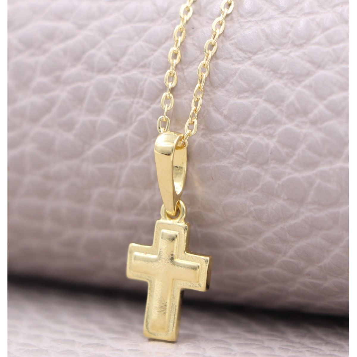 GENERICO - Conjunto Cadena  y colgante cruz en oro laminado 18k