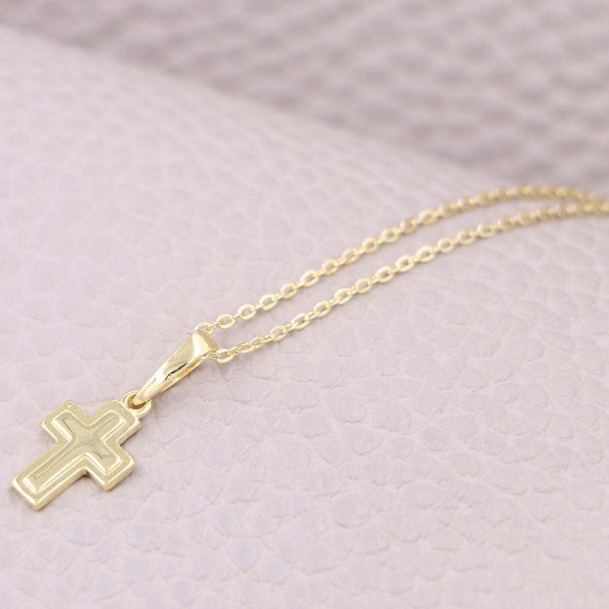 GENERICO - Conjunto Cadena  y colgante cruz en oro laminado 18k