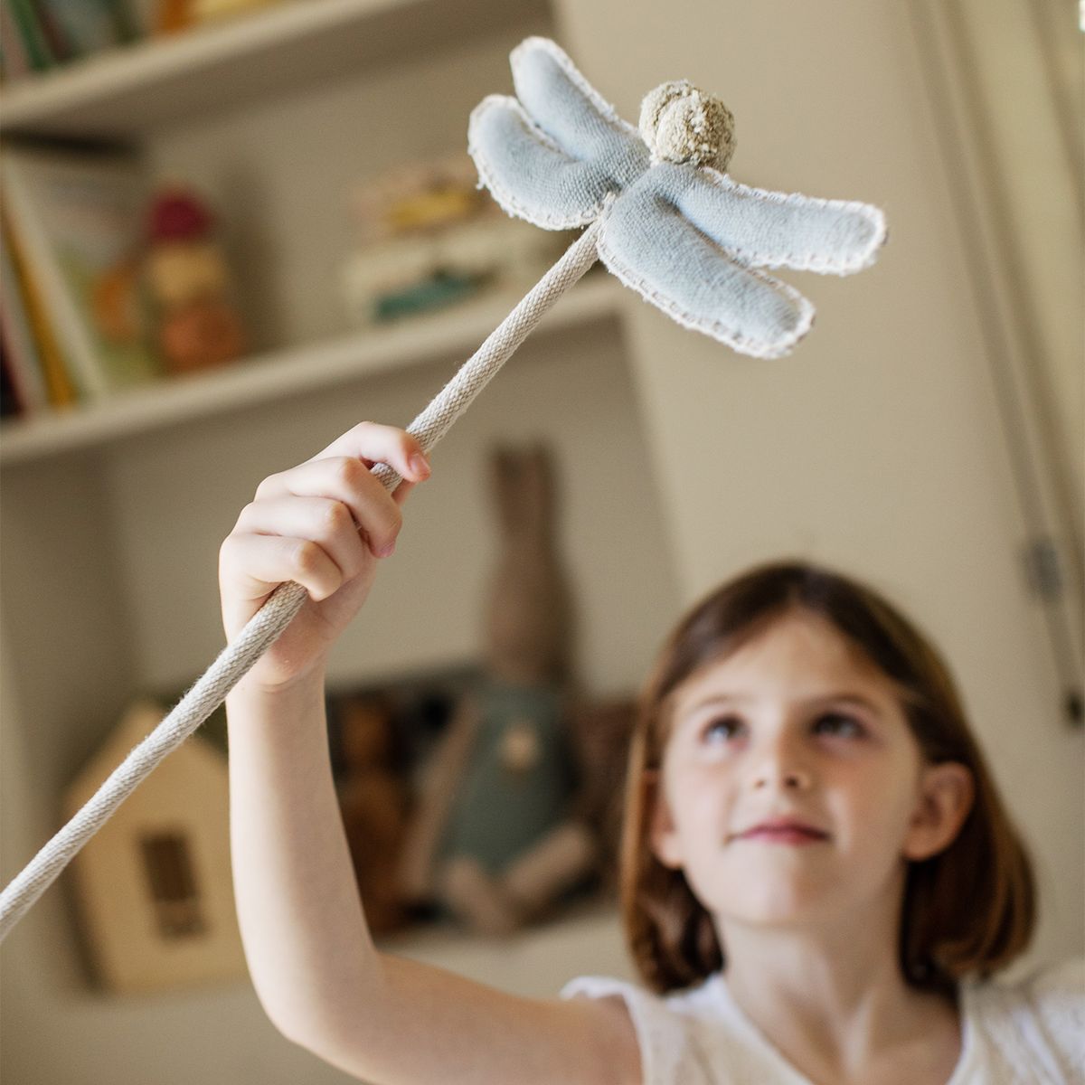 LORENA CANALS - Varita Libélula Azul Suave