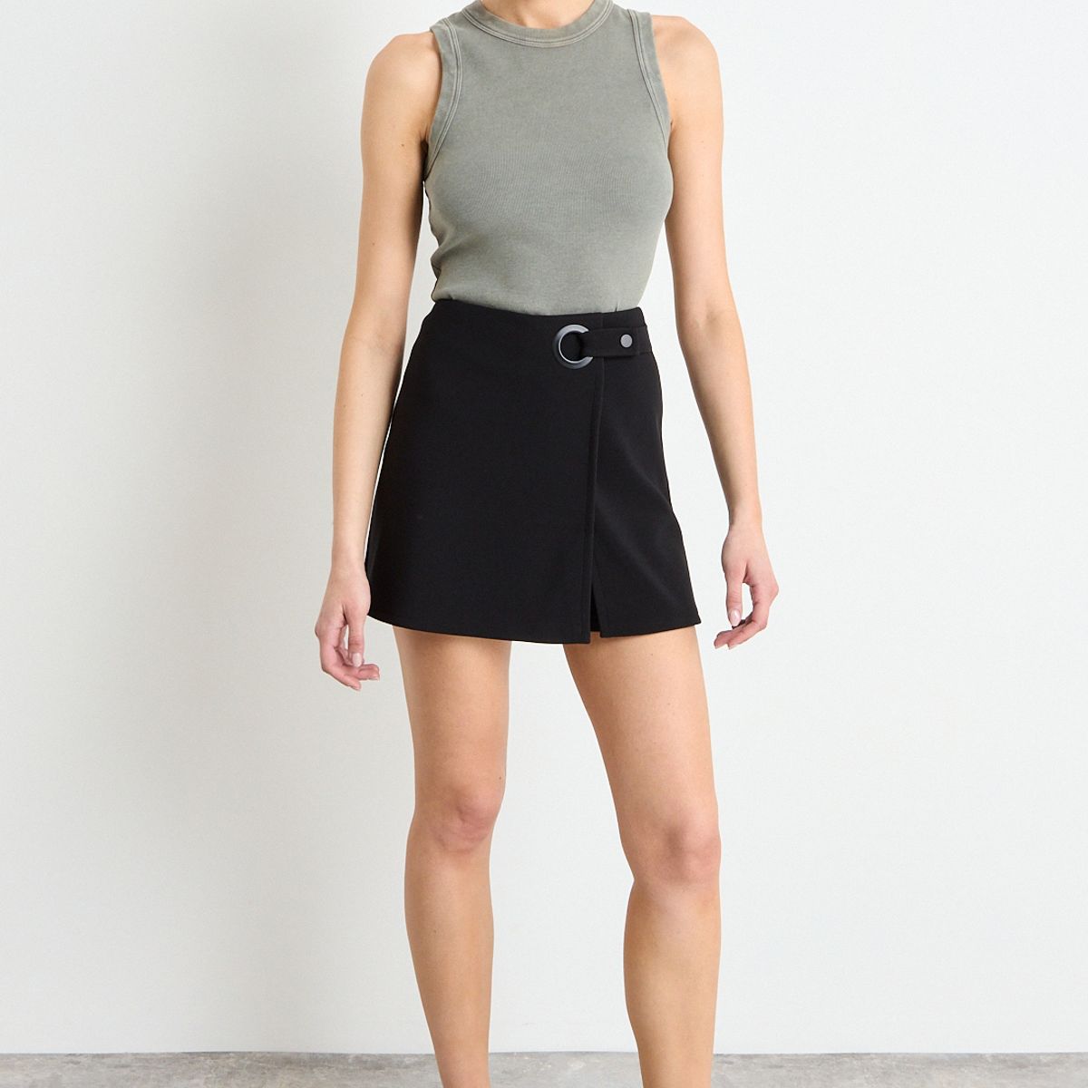 IO - Short Liso Mujer Negro Io