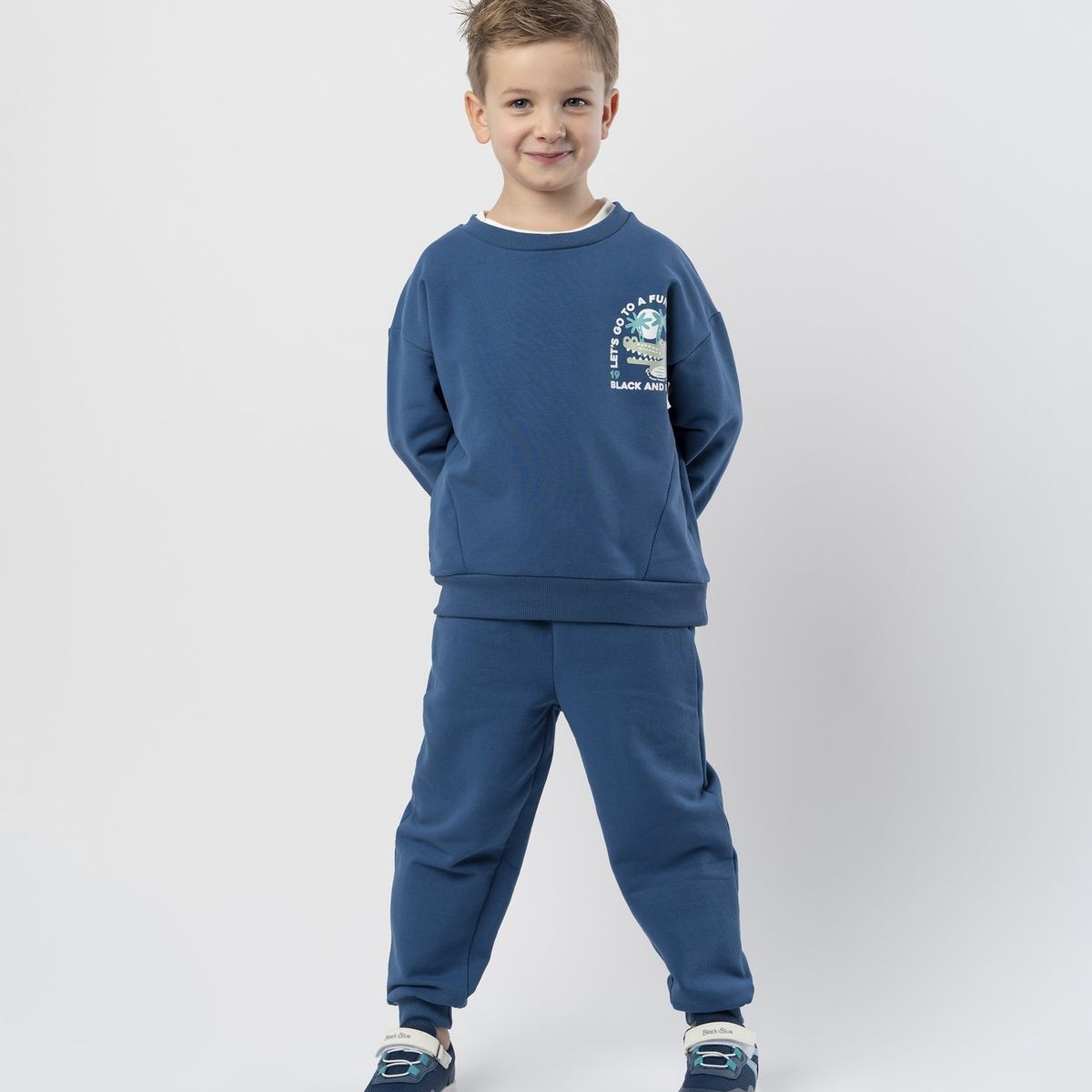 BLACK AND BLUE - Buzo niño con diseño azul  Black and Blue