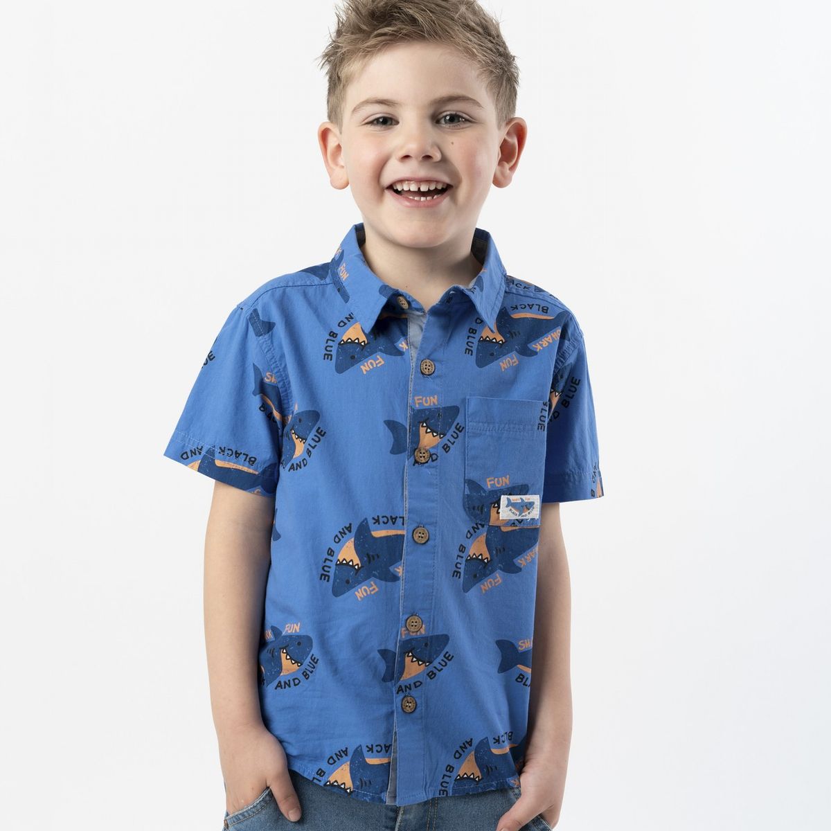 BLACK AND BLUE - Camisa manga corta niño con tiburones azul Black and Blue