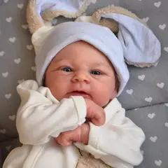 MAMITA Y BEBE - Muñeca Bebé Reborn 49cm de Tela y Pelo con Orejas de Conejo