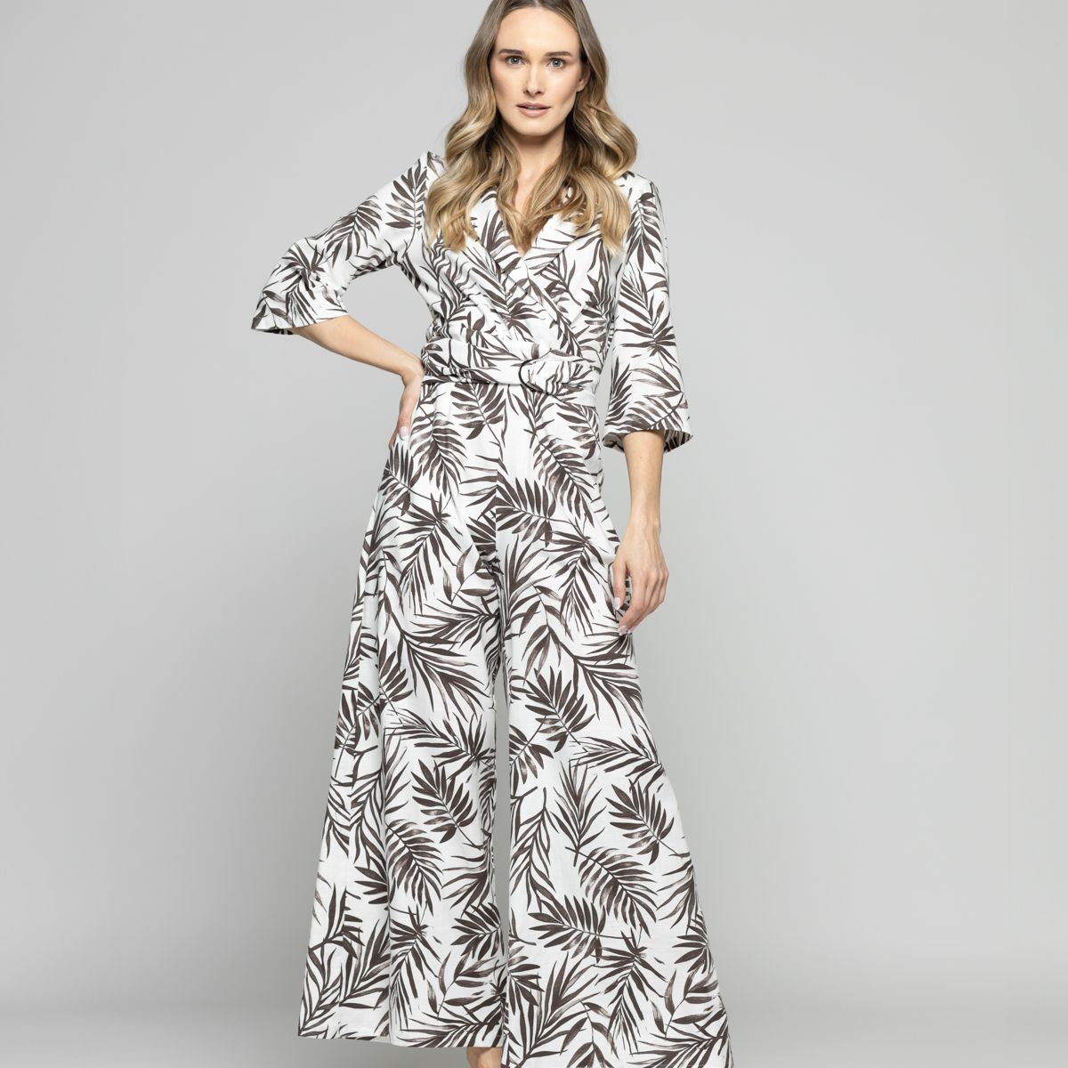 LUDOVICA - Enterito Mujer Amarilis Escote Cruzado Manga 3/4 Estampado Hojas Blanco Y Café Ludovica