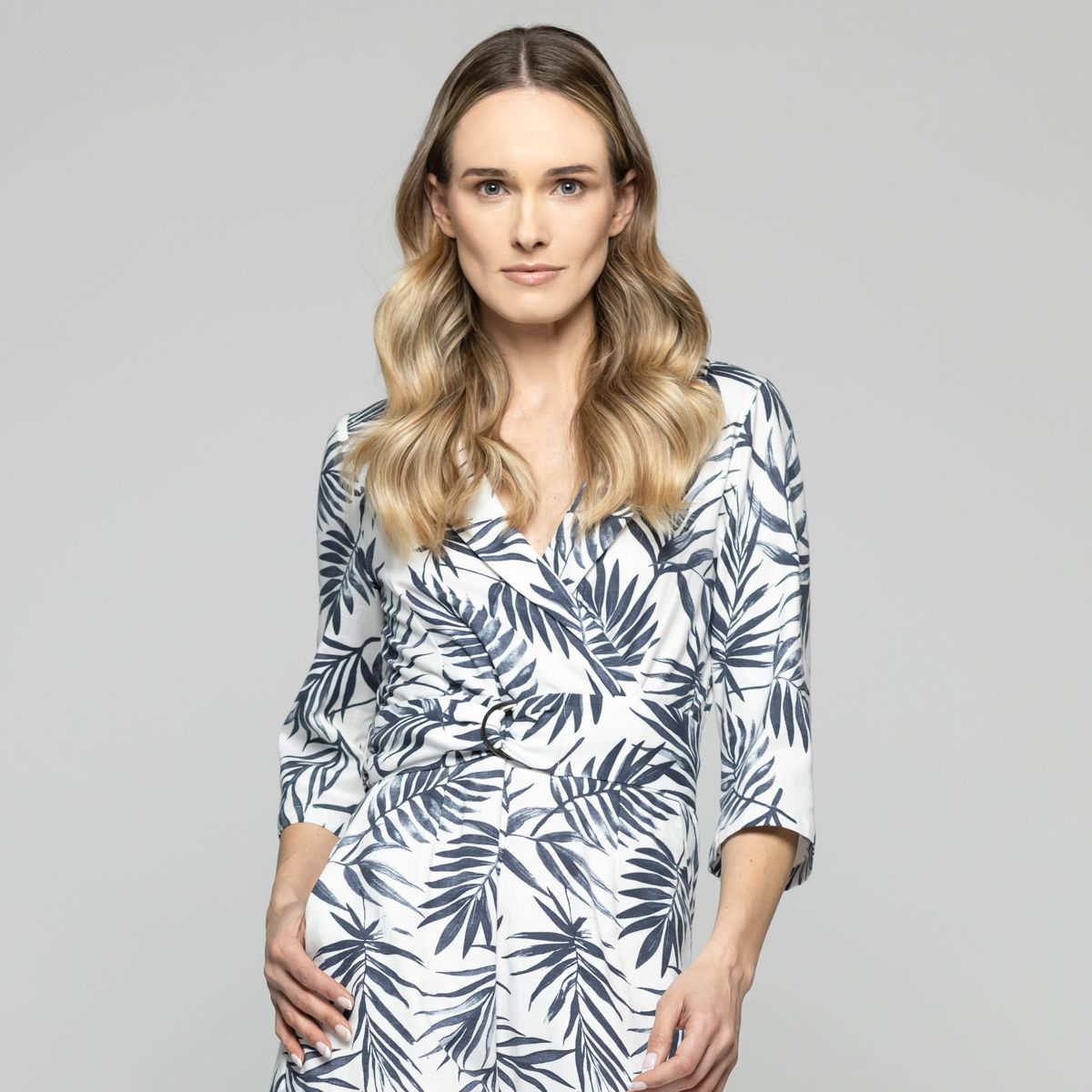 LUDOVICA - Enterito Mujer Amarilis Escote Cruzado Manga Tres cuartos Estampado Hojas Blanco Y Azul