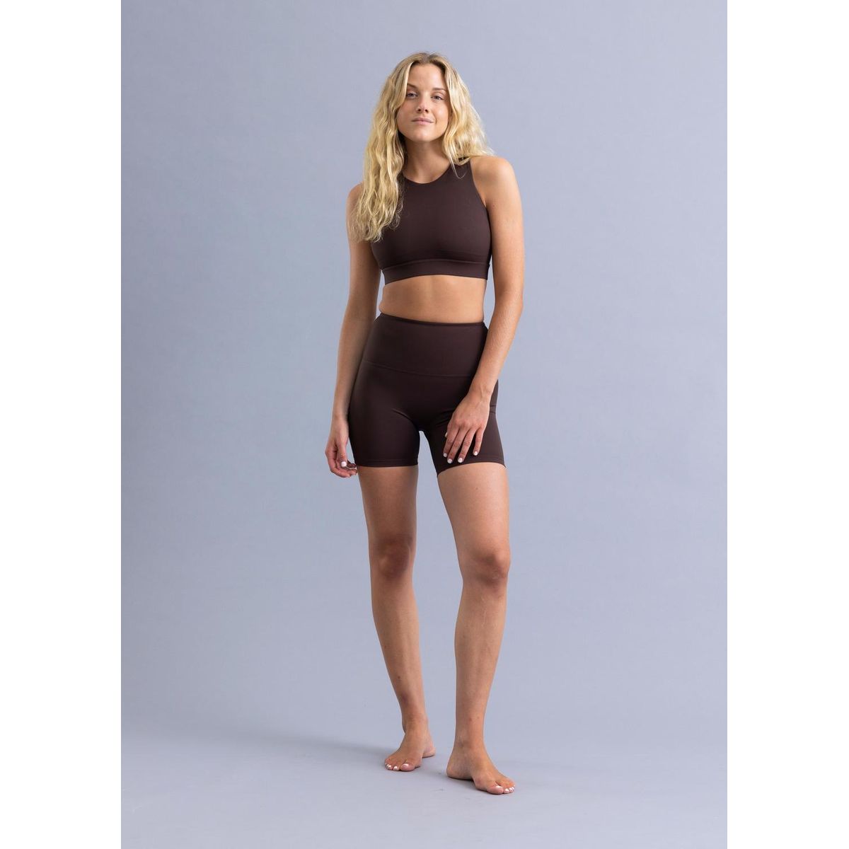 THEA - Legging Lada Destilled Coffee / Cortas, Lisas con Bolsillo Trasero y Sin Costura Frontal