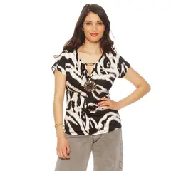 WADOS - POLERA MANGA CORTA ESTAMPADA ESCOTE V CON APLICACION EN BUSTO