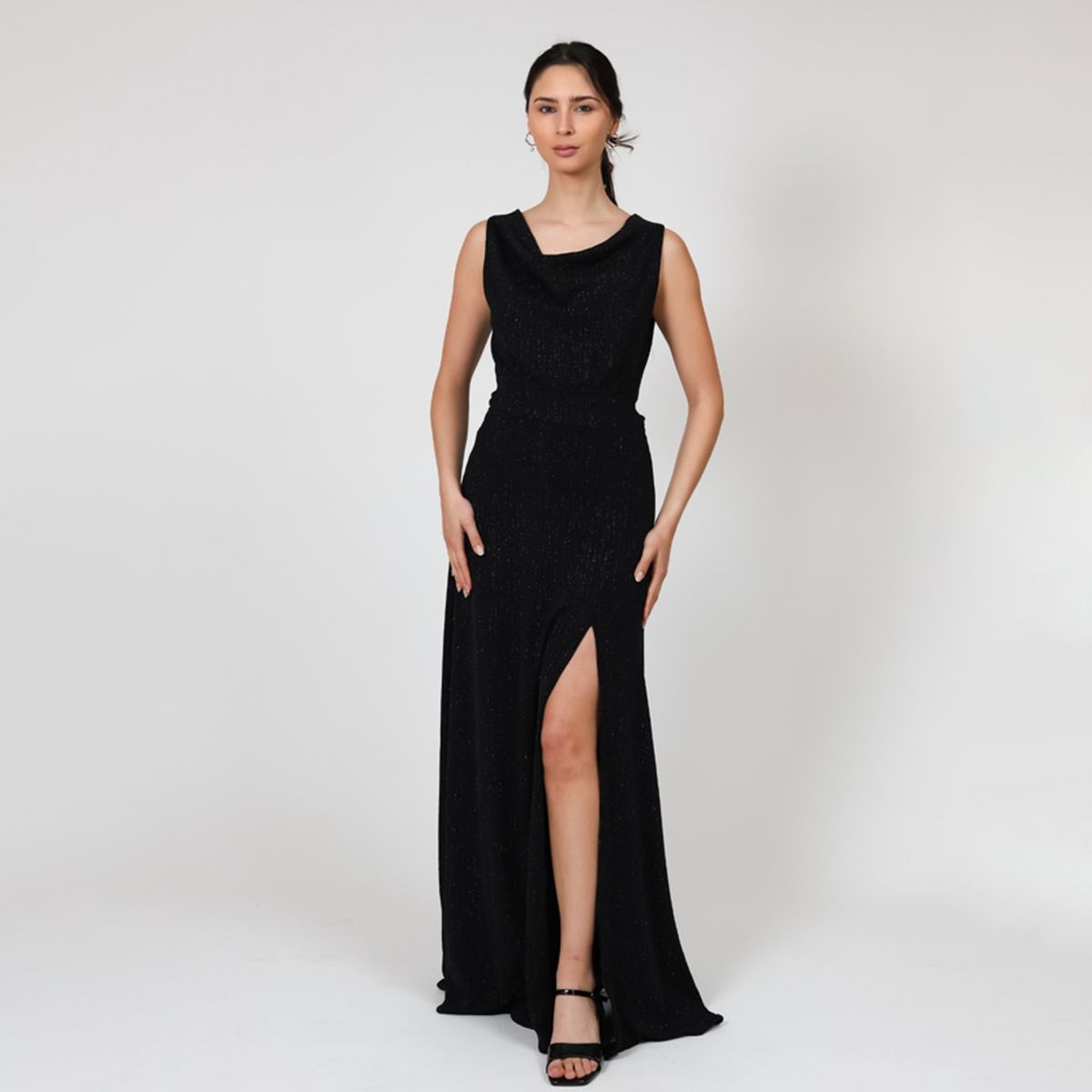 NATALIA SEGUEL - Vestido Drapeado Tajo Negro Brillos Fiesta  Natalia Seguel