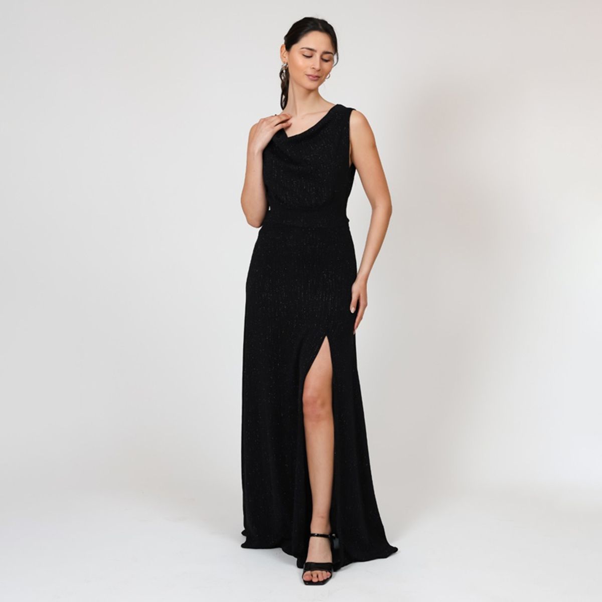 NATALIA SEGUEL - Vestido Drapeado Tajo Negro Brillos Fiesta  Natalia Seguel