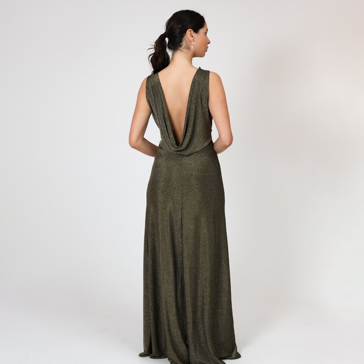 NATALIA SEGUEL - Vestido Drapeado Tajo Negro Dorado Brillos Fiesta  Natalia Seguel