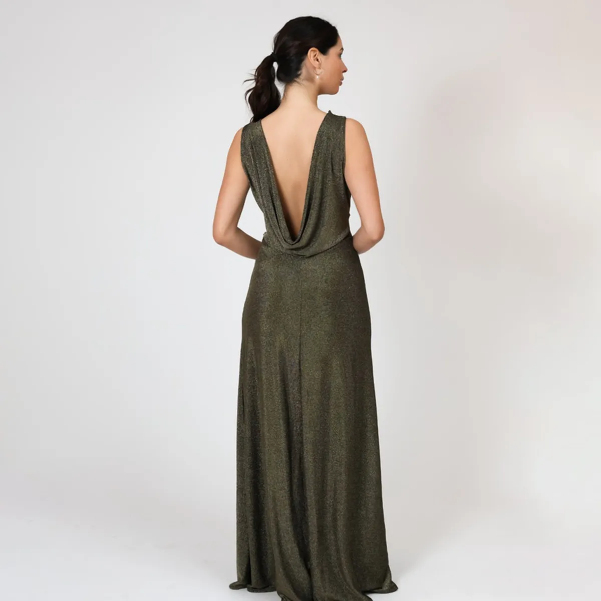NATALIA SEGUEL - Vestido Drapeado Tajo Negro Dorado Brillos Fiesta  Natalia Seguel