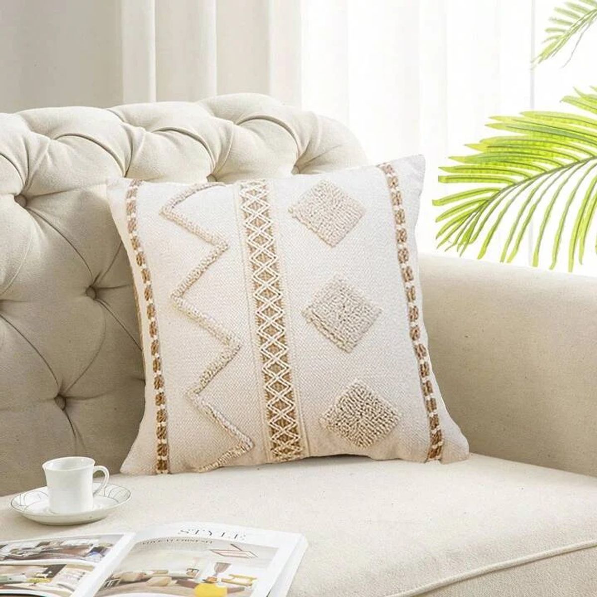 DEKOHOME - Cojín bordado Mod Emma incluye relleno