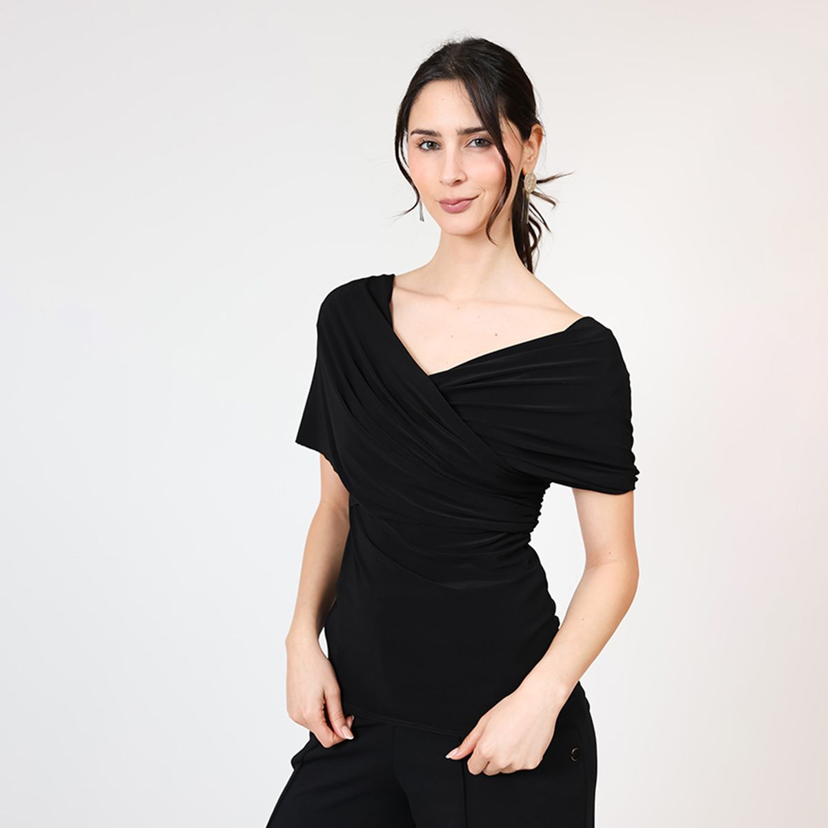 NATALIA SEGUEL - Polera Suri Negro Manga Corta  Natalia Seguel