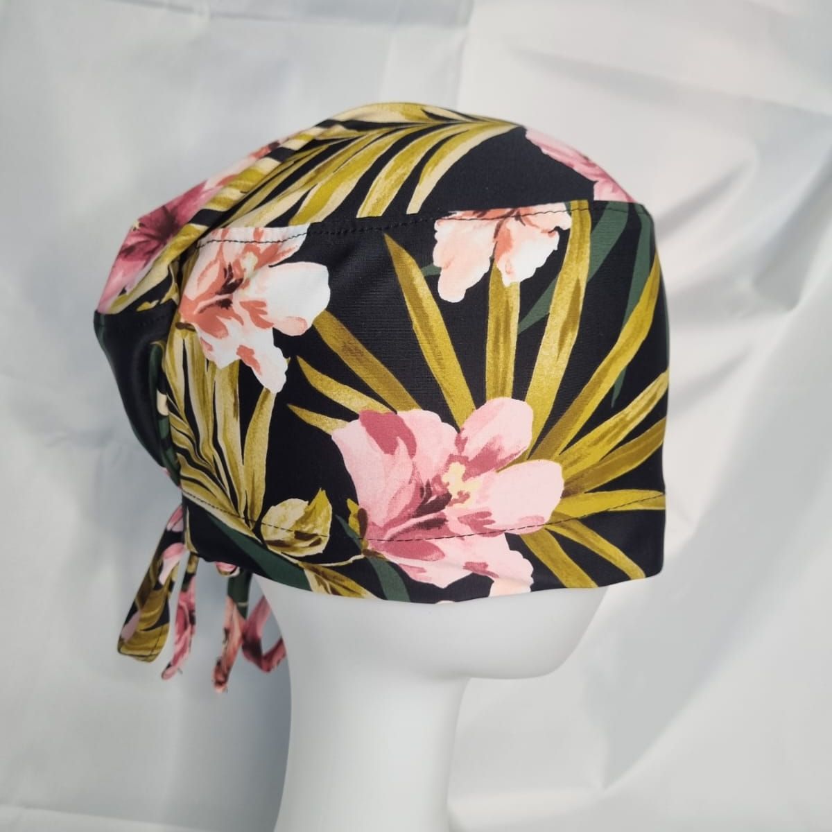 EL ESPACIO DE TOMMY - Gorro Clínico Lycra Flores Rosa fondo negro