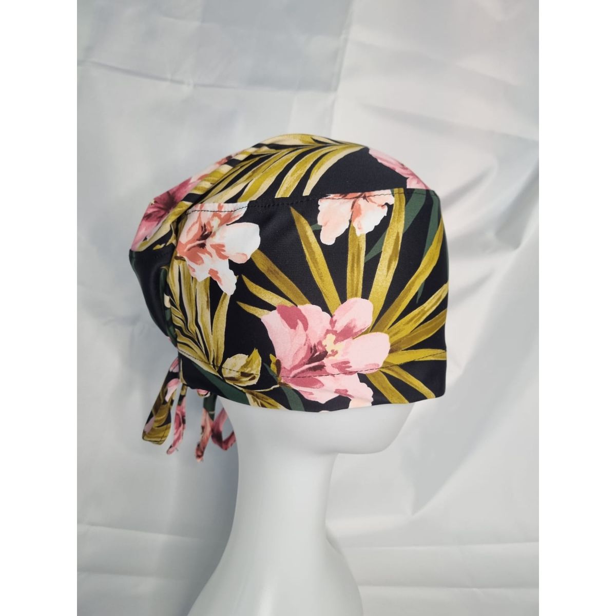 EL ESPACIO DE TOMMY - Gorro Clínico Lycra Flores Rosa fondo negro