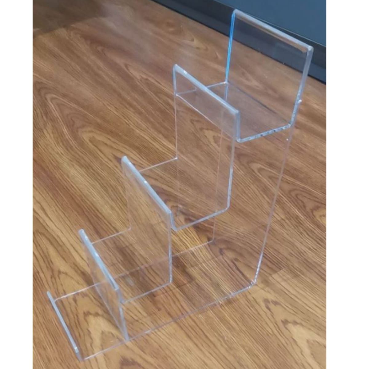 GENERICO - Exhibidor Escalonado de Acrílico Transparente 4 Niveles Gms