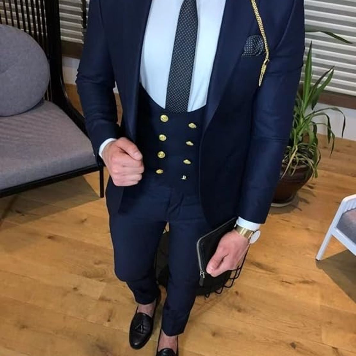 XPRESS RECHARGE - Traje Negro de Hombre 3 Piezas con Chaleco de Botones Dorados