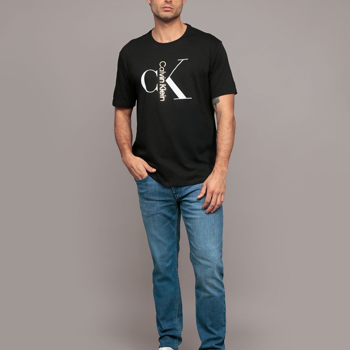 CALVIN KLEIN - Polera monogram con cuello redondo Negro Calvin Klein