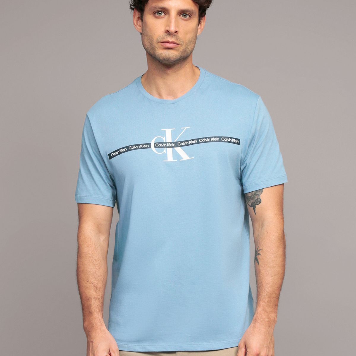CALVIN KLEIN - Polera manga corta con cinta repetitiva Celeste Calvin Klein