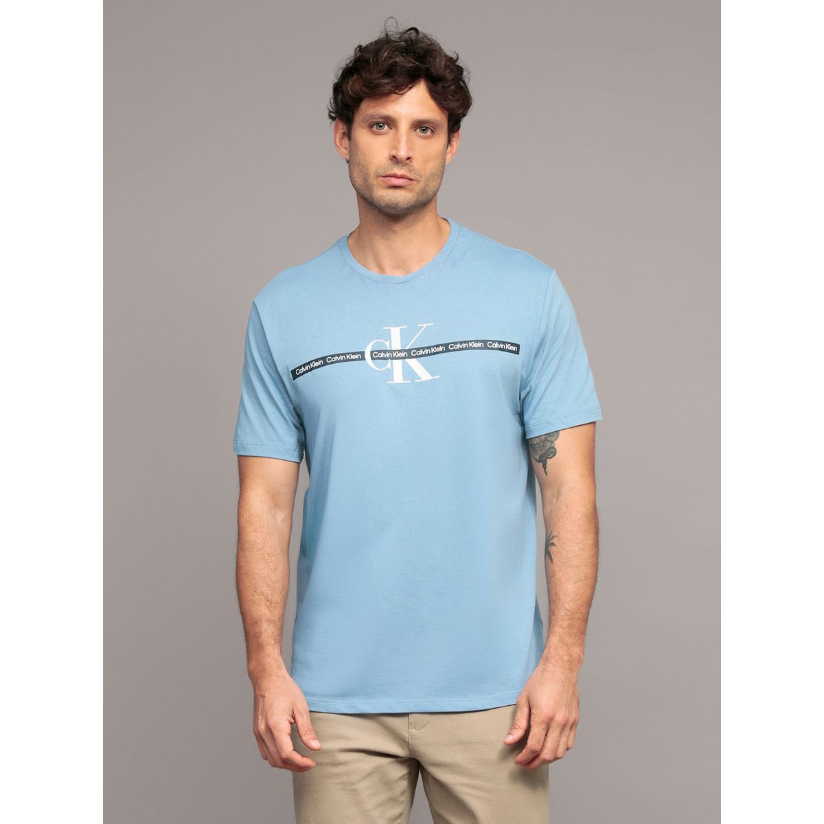 CALVIN KLEIN - Polera manga corta con cinta repetitiva Celeste Calvin Klein