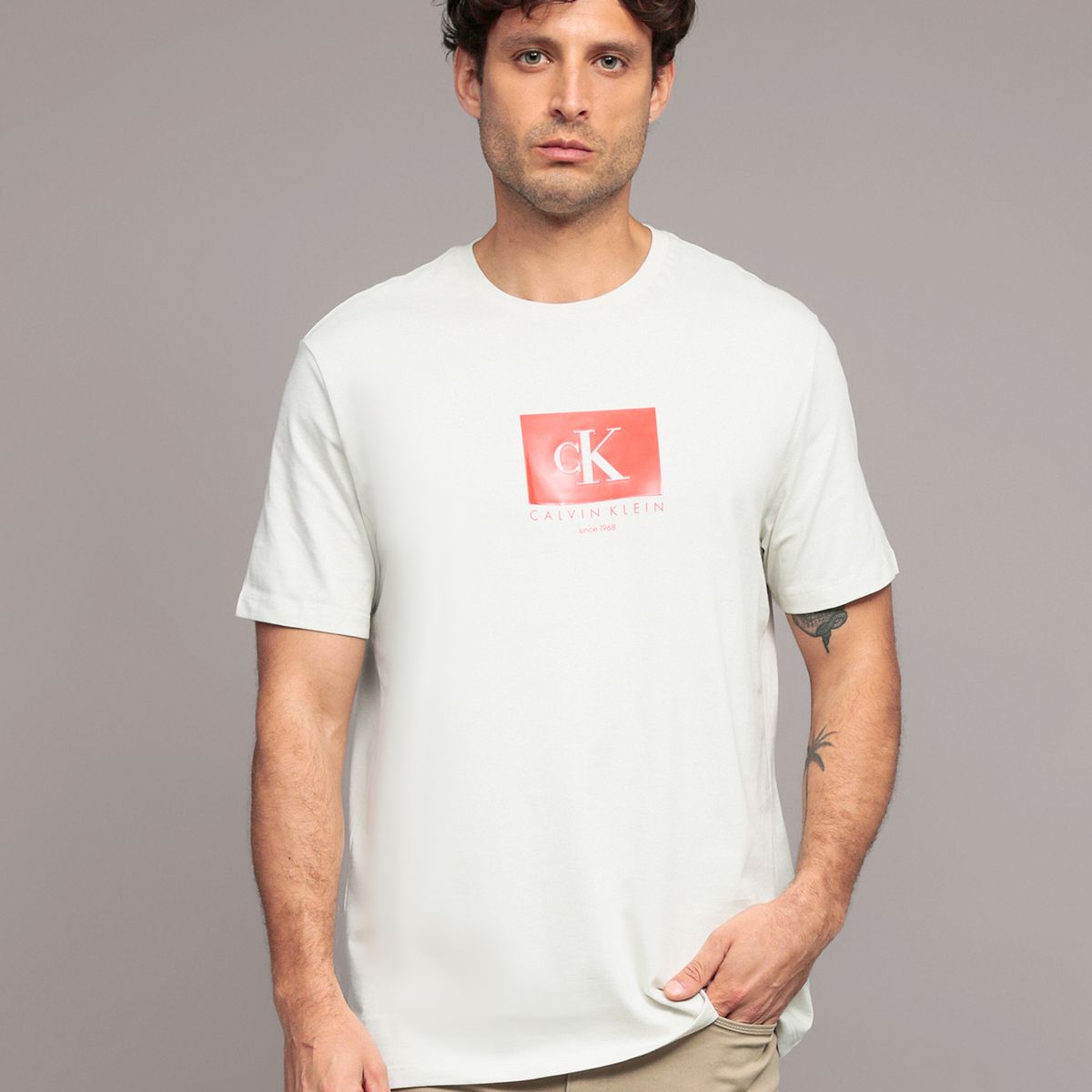 CALVIN KLEIN - Polera con monograma en caja Beige Calvin Klein