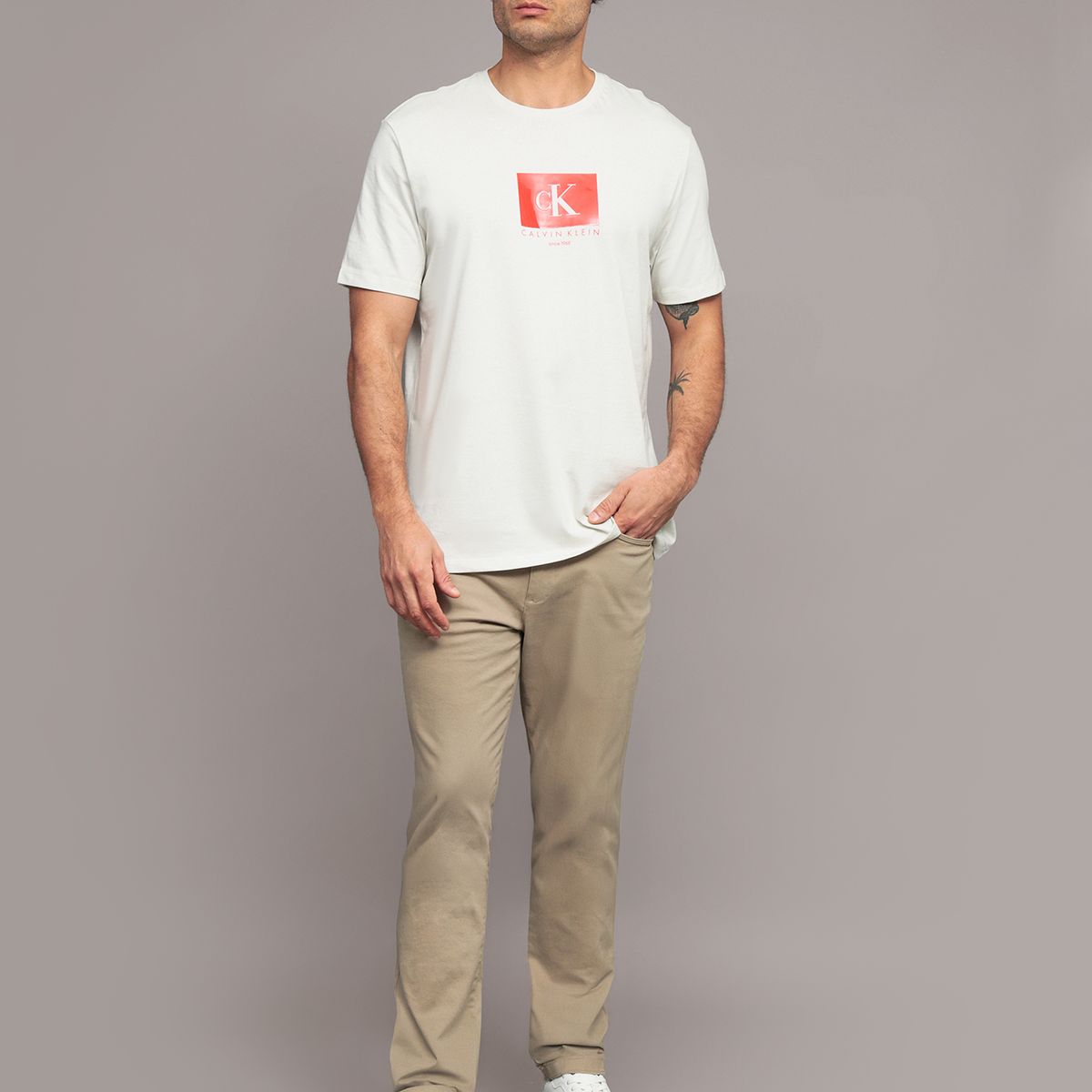 CALVIN KLEIN - Polera con monograma en caja Beige Calvin Klein