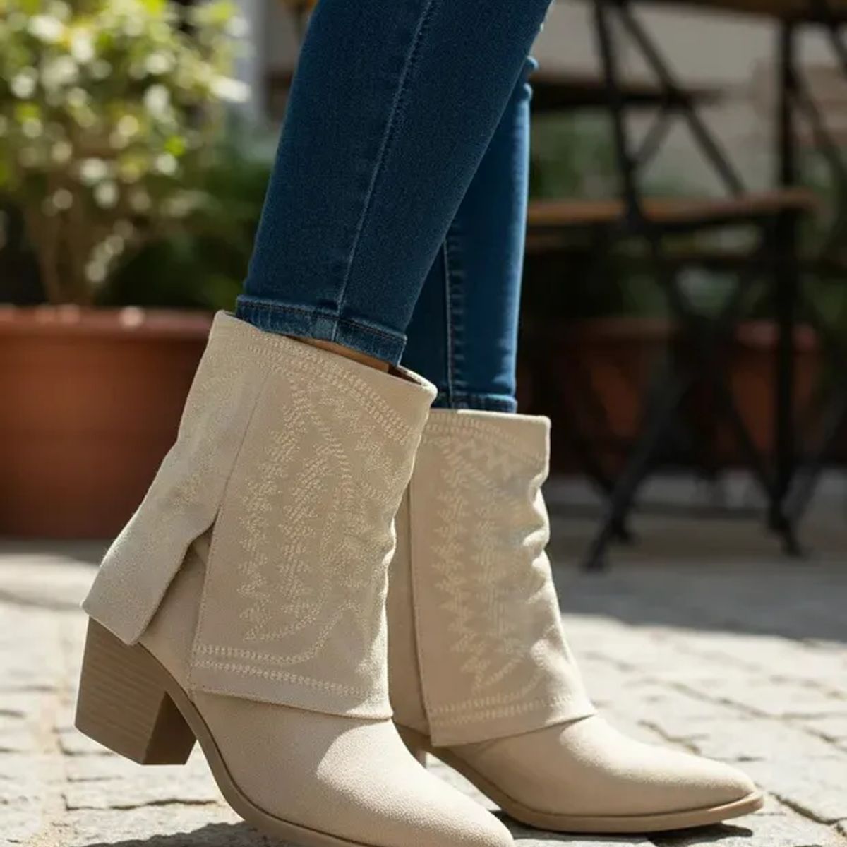 BOVINITA - Bota Mujer Beige Texana Punta Fina Taco Caña Media Bordada Apostol