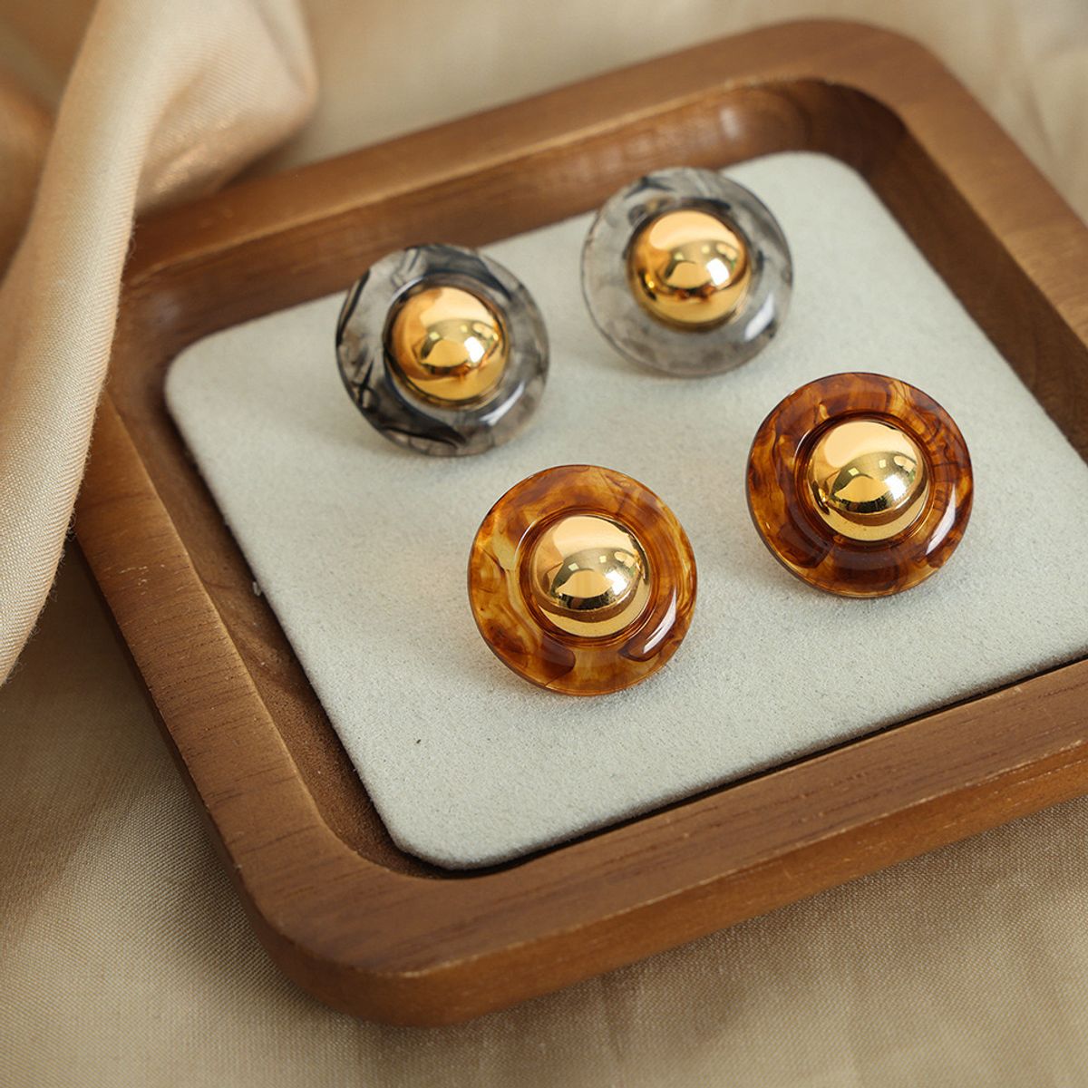 LUX JOYAS - Aros Baño Oro Amarillo 18k Resina Acuarela Negra