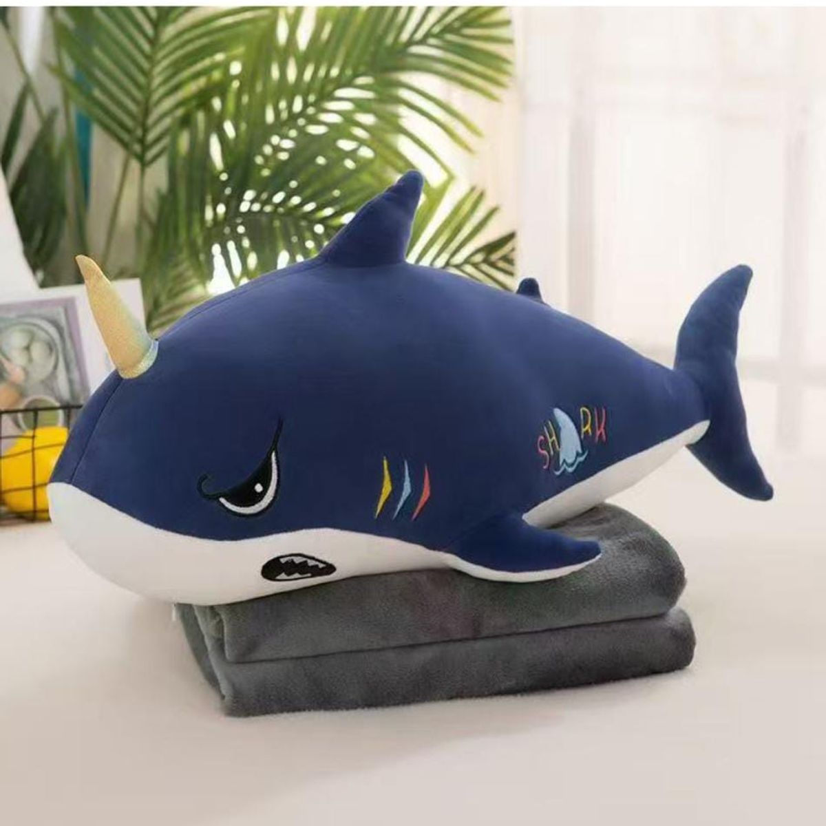 DIANA - PELUCHE 3 EN 1 CON DISEÑO TIBURON 45CM INCLUYE MANTA