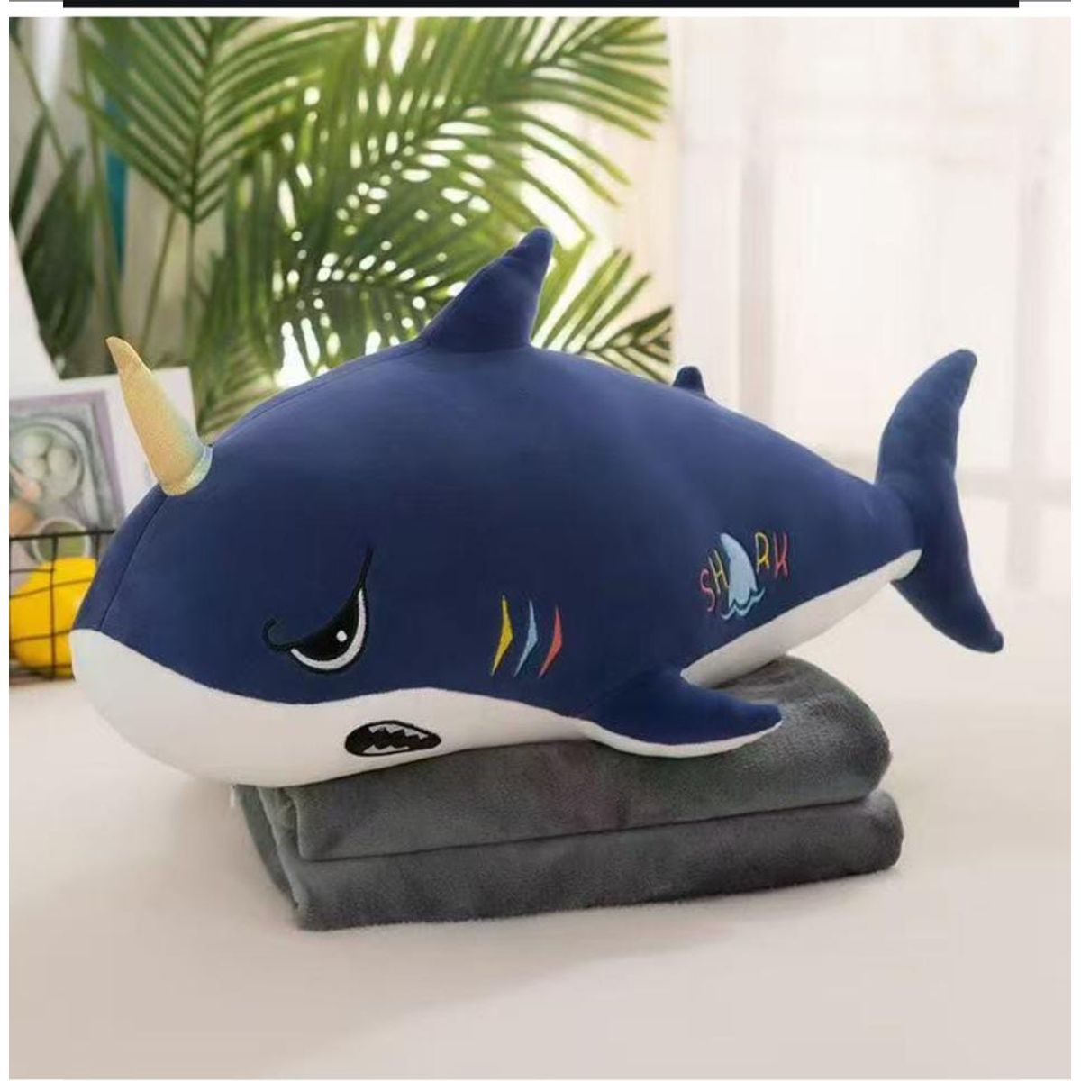 DIANA - PELUCHE 3 EN 1 CON DISEÑO TIBURON 45CM INCLUYE MANTA