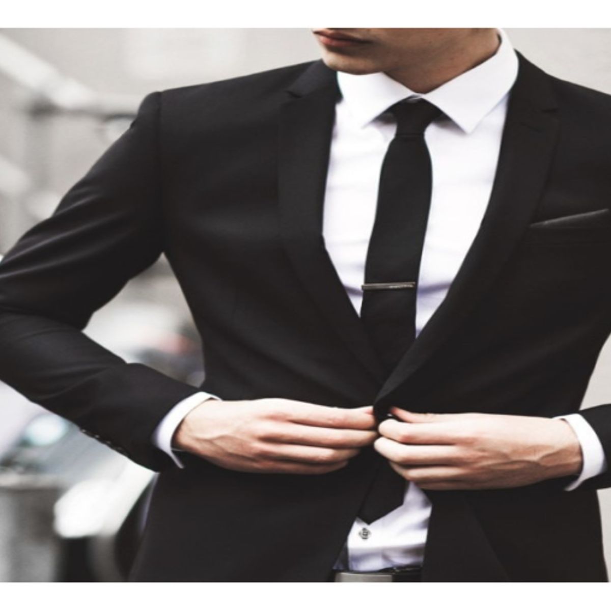 XPRESS RECHARGE - Corbata Negra Lisa Slim  – Elegancia Clásica y Estilo Moderno