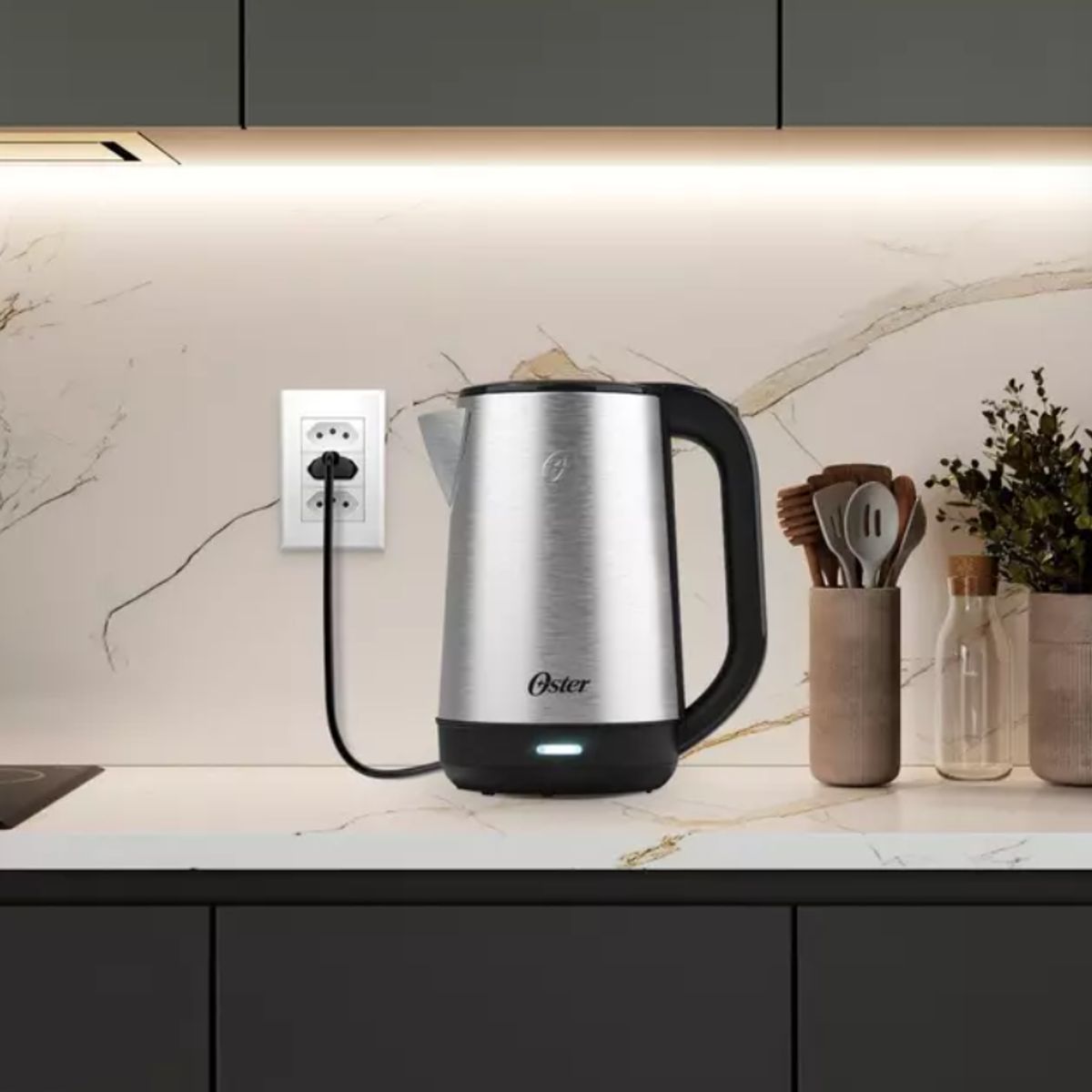 OSTER - Hervidor Eléctrico Oster® De Acero Inoxidable 1.7 Lt Bvstke