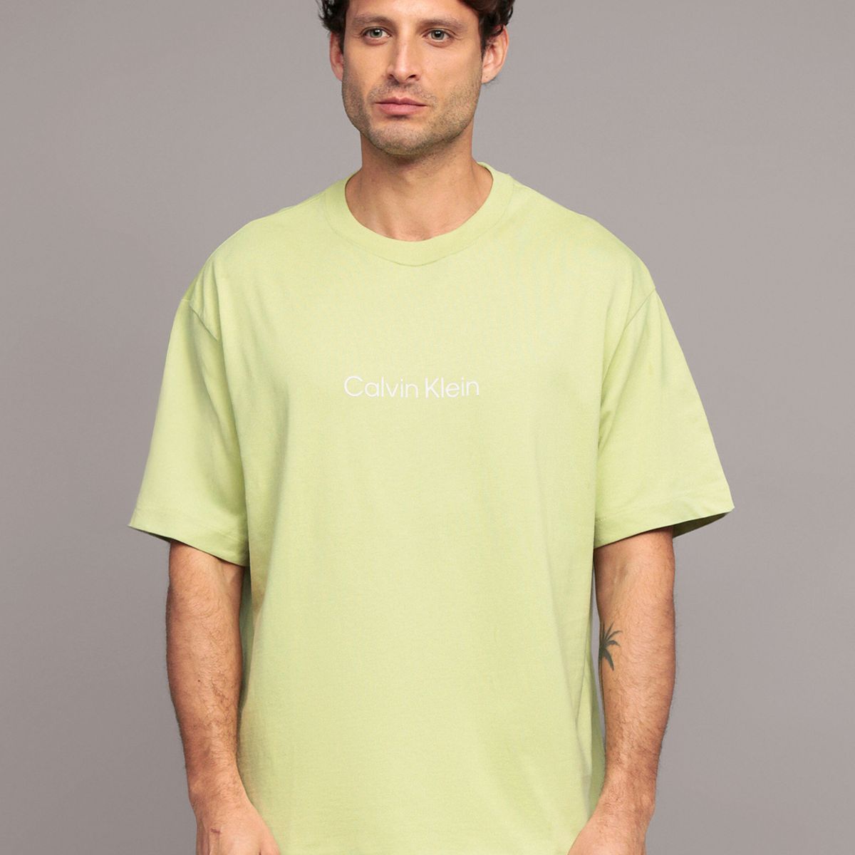 CALVIN KLEIN - Polera Relaxed con Logo Verde Calvin Klein