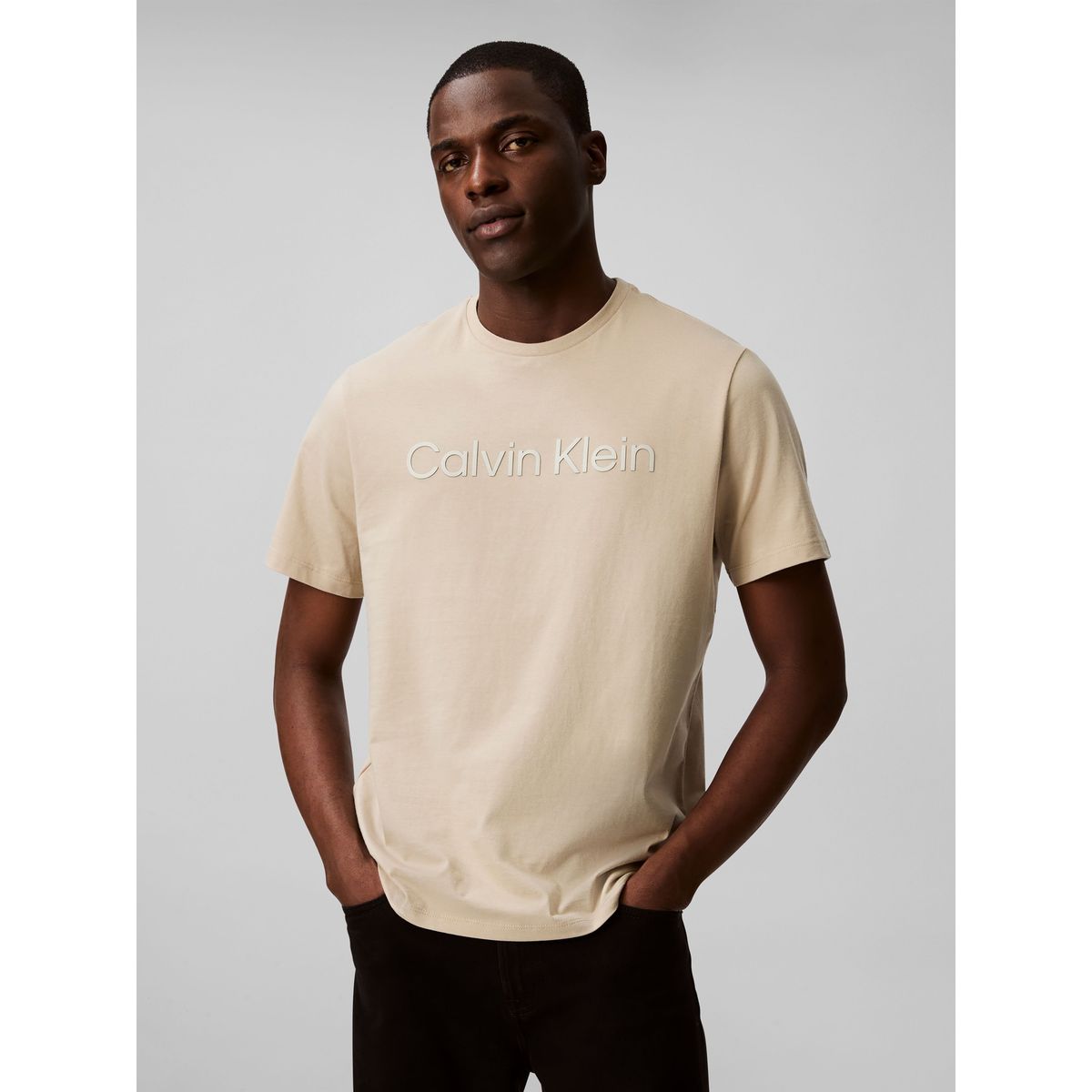 CALVIN KLEIN - Polera con Logotipo Tonal Beige Calvin Klein