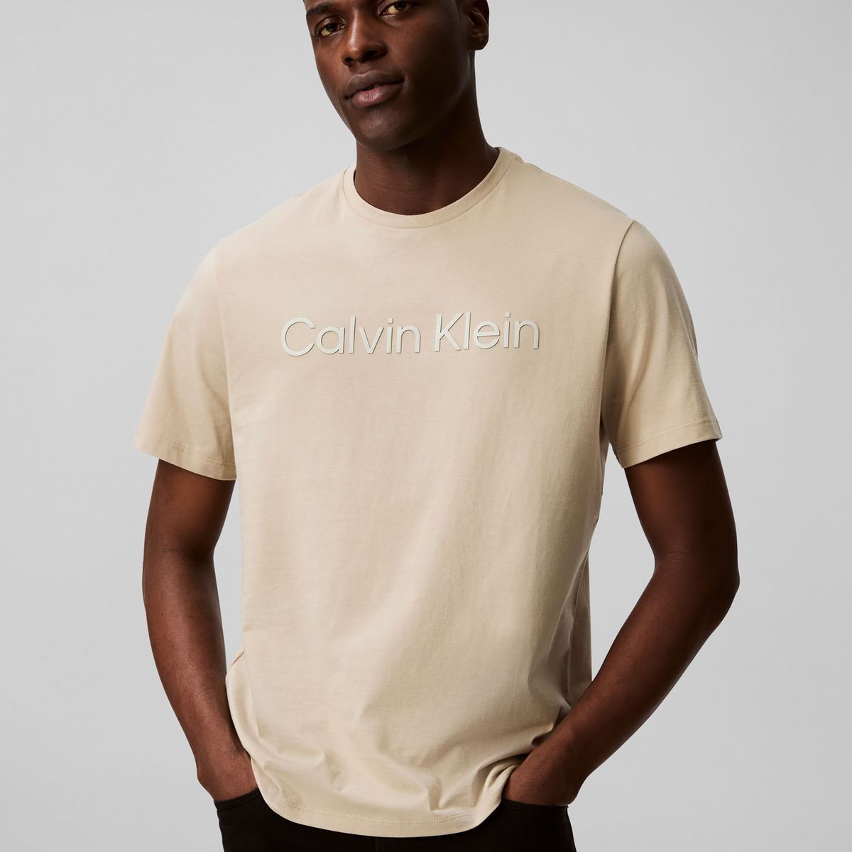 CALVIN KLEIN - Polera con Logotipo Tonal Beige Calvin Klein