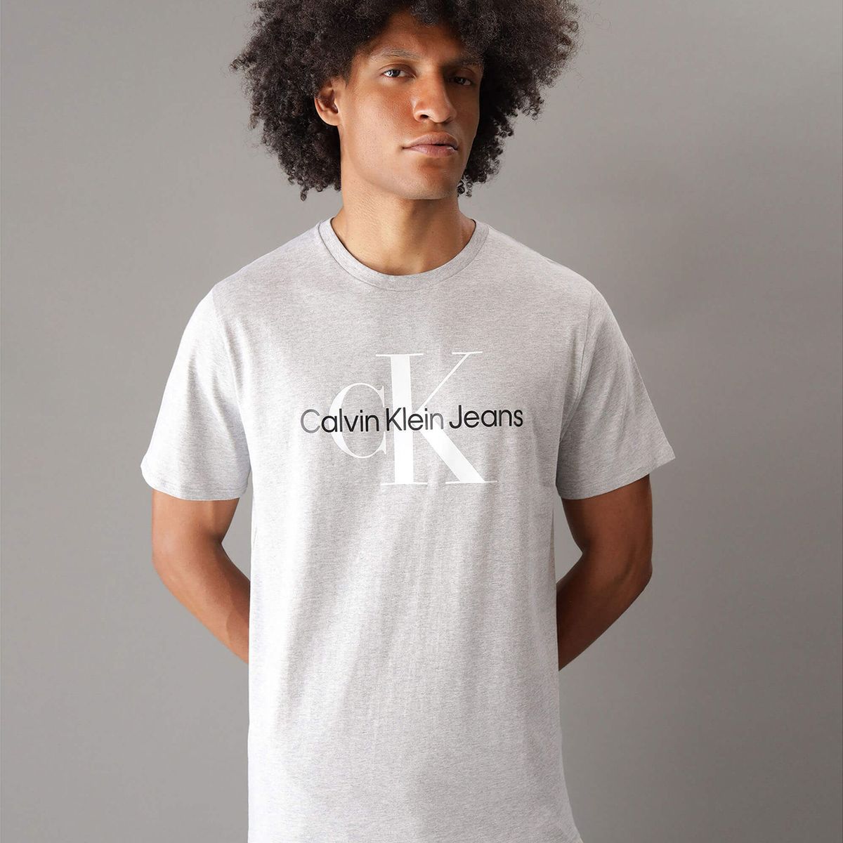 CALVIN KLEIN - Polera Monogram Crew Gris Calvin Klein