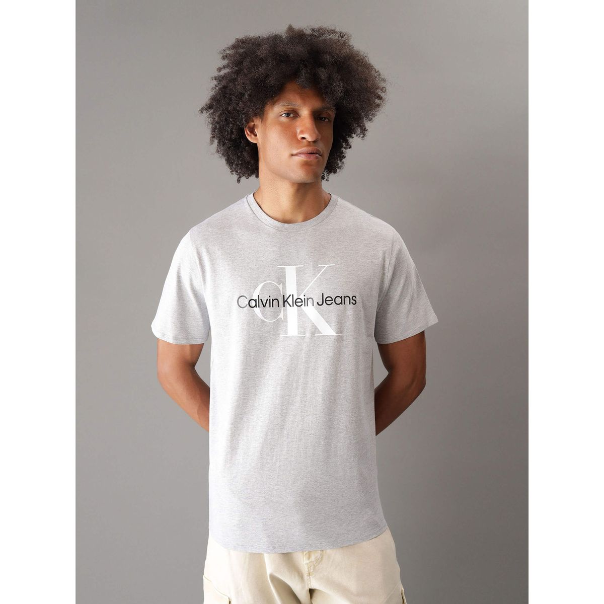 CALVIN KLEIN - Polera Monogram Crew Gris Calvin Klein