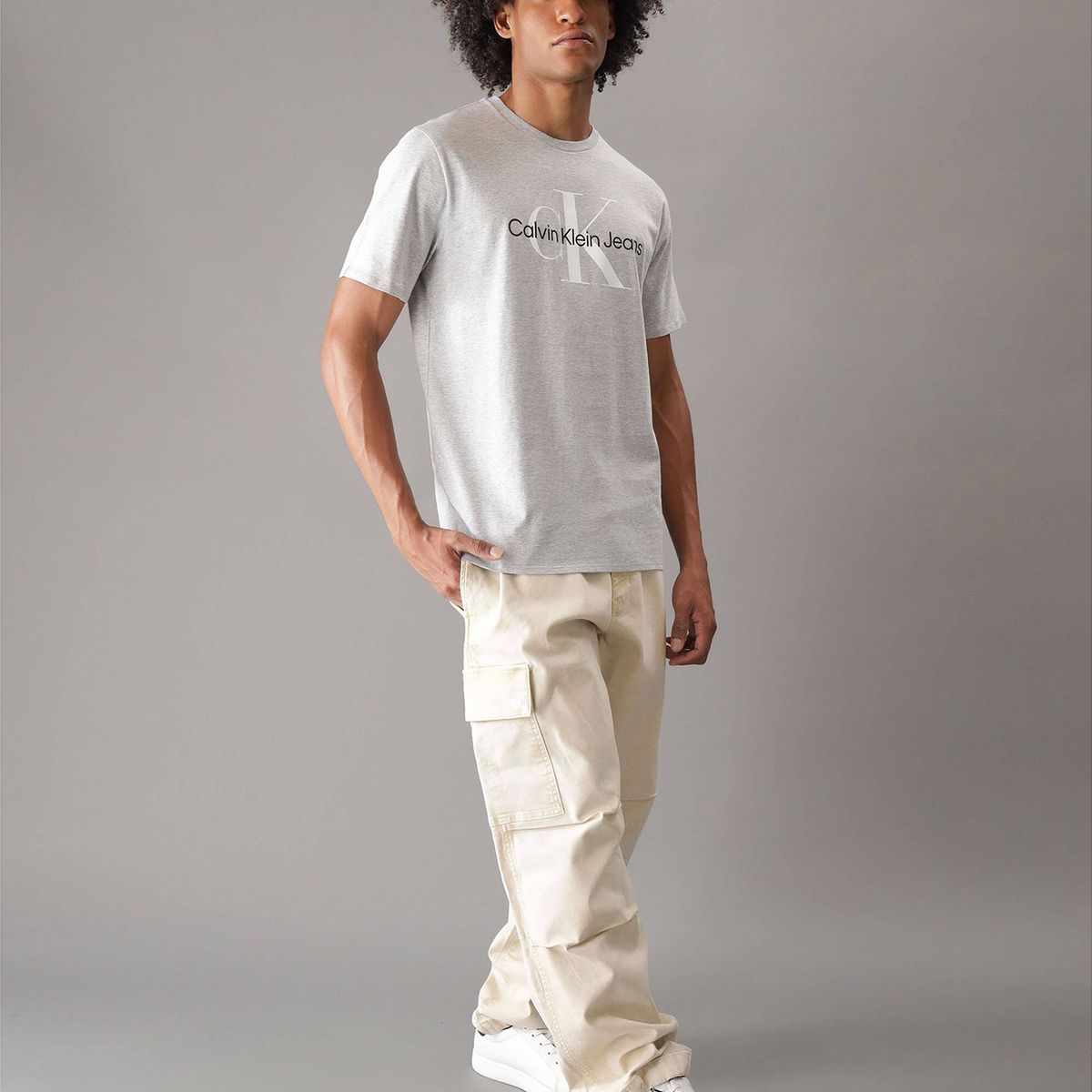 CALVIN KLEIN - Polera Monogram Crew Gris Calvin Klein