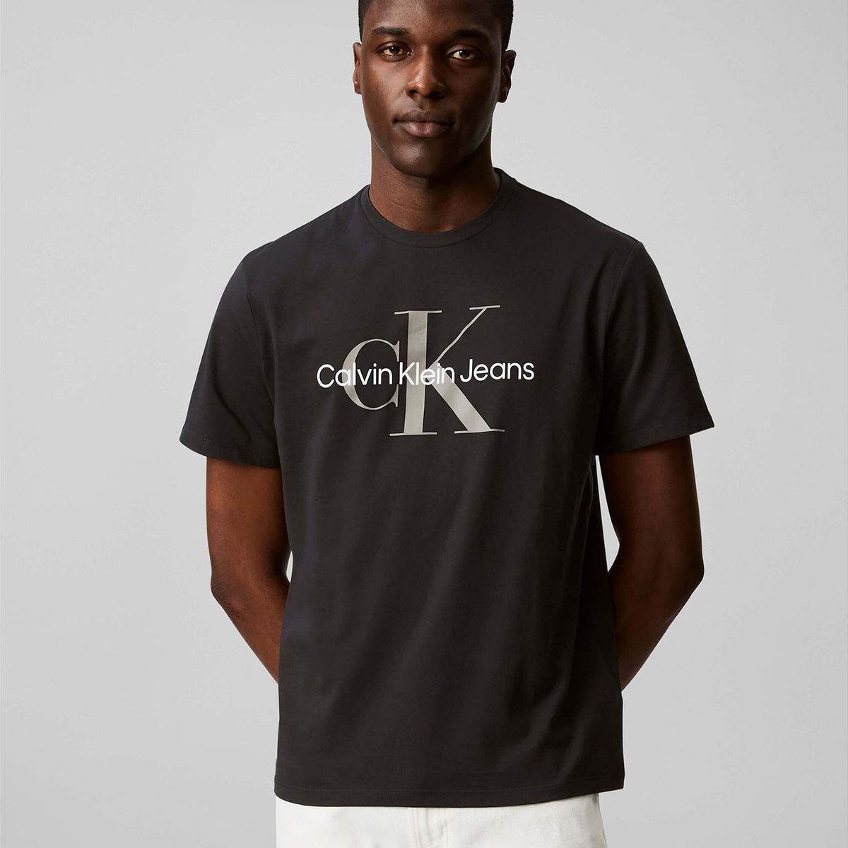 CALVIN KLEIN - Polera Monogram Crew Negro Calvin Klein