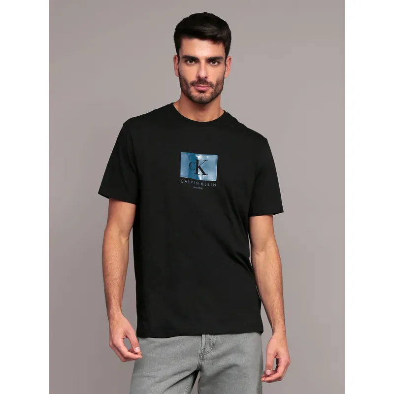 CALVIN KLEIN - Polera Box Monologo Graphic Negro Calvin Klein