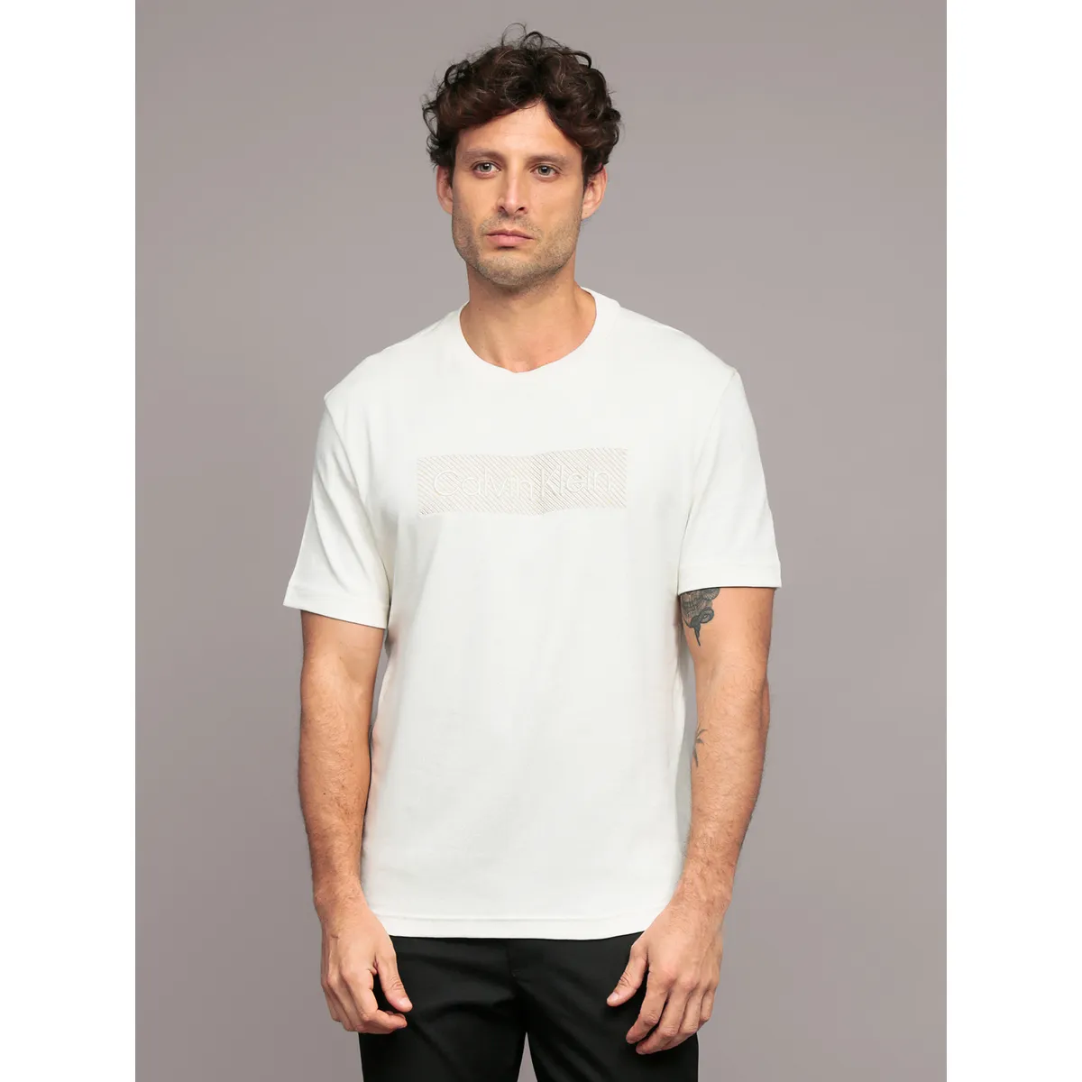CALVIN KLEIN - Polera con Bordado Texturizado Blanco Calvin Klein