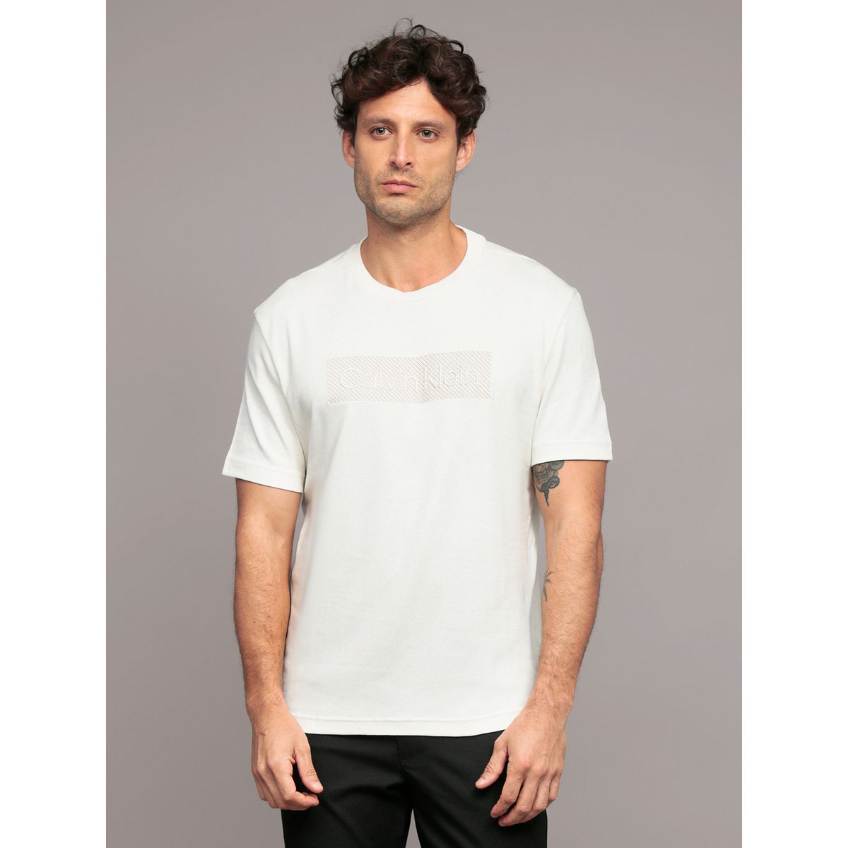 CALVIN KLEIN - Polera con Bordado Texturizado