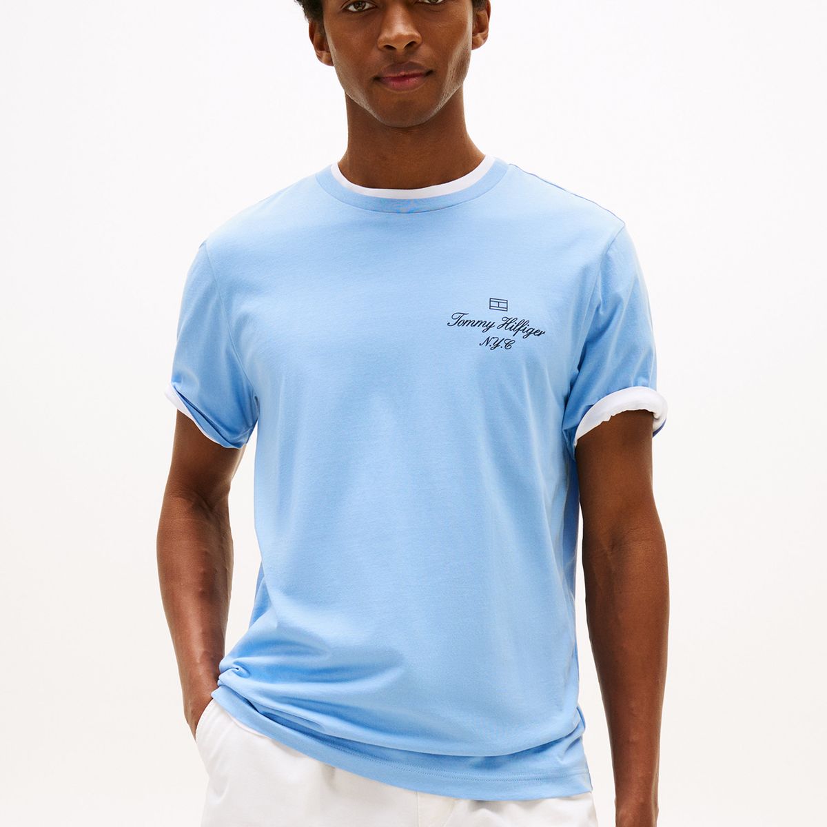 TOMMY HILFIGER - Polera Con Logo Flag Nyc Celeste Tommy Hilfiger